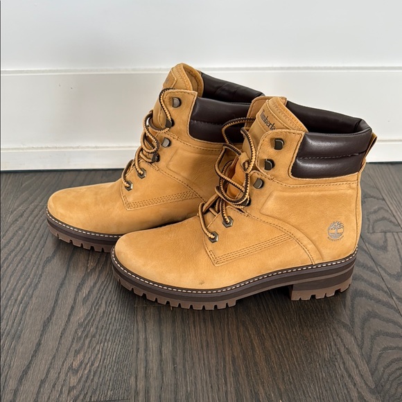 Timberland Women's Courmayeur Valley Lace-Up Lug Sole Boots-Authentic-EUC
